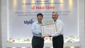 Tặng bằng khen cho Chủ tịch Hiệp hội Doanh nhân Việt Nam ở nước ngoài